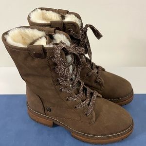 Roxy woman size 6 boots brand new